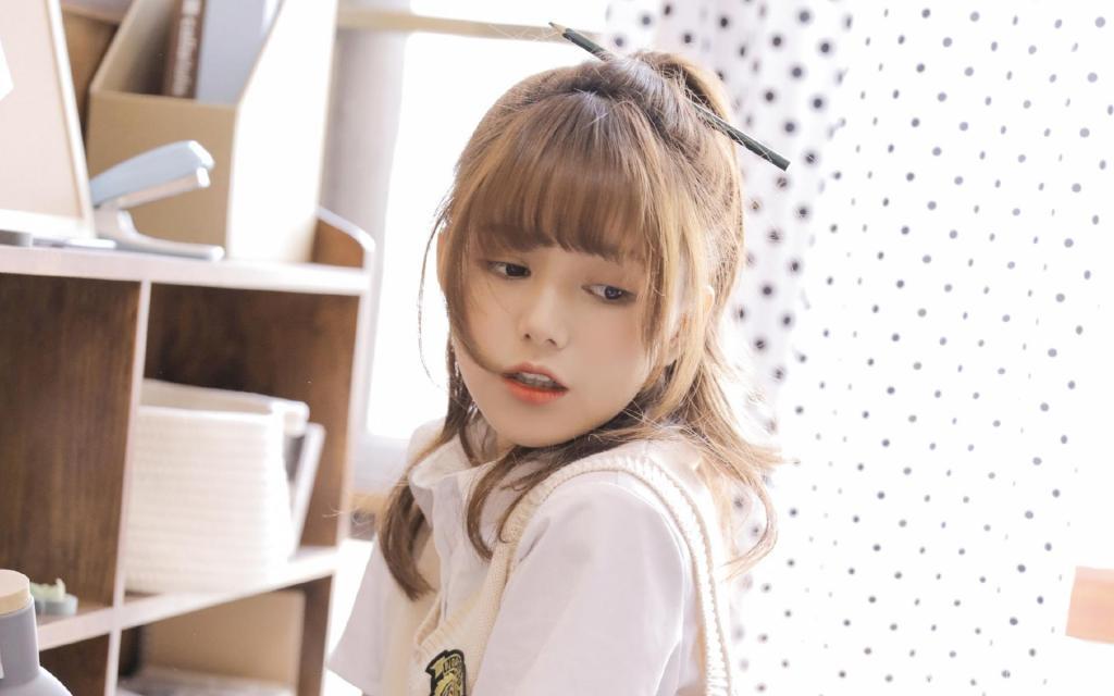清纯牙套美少女甜美居家写真图片桌面壁纸