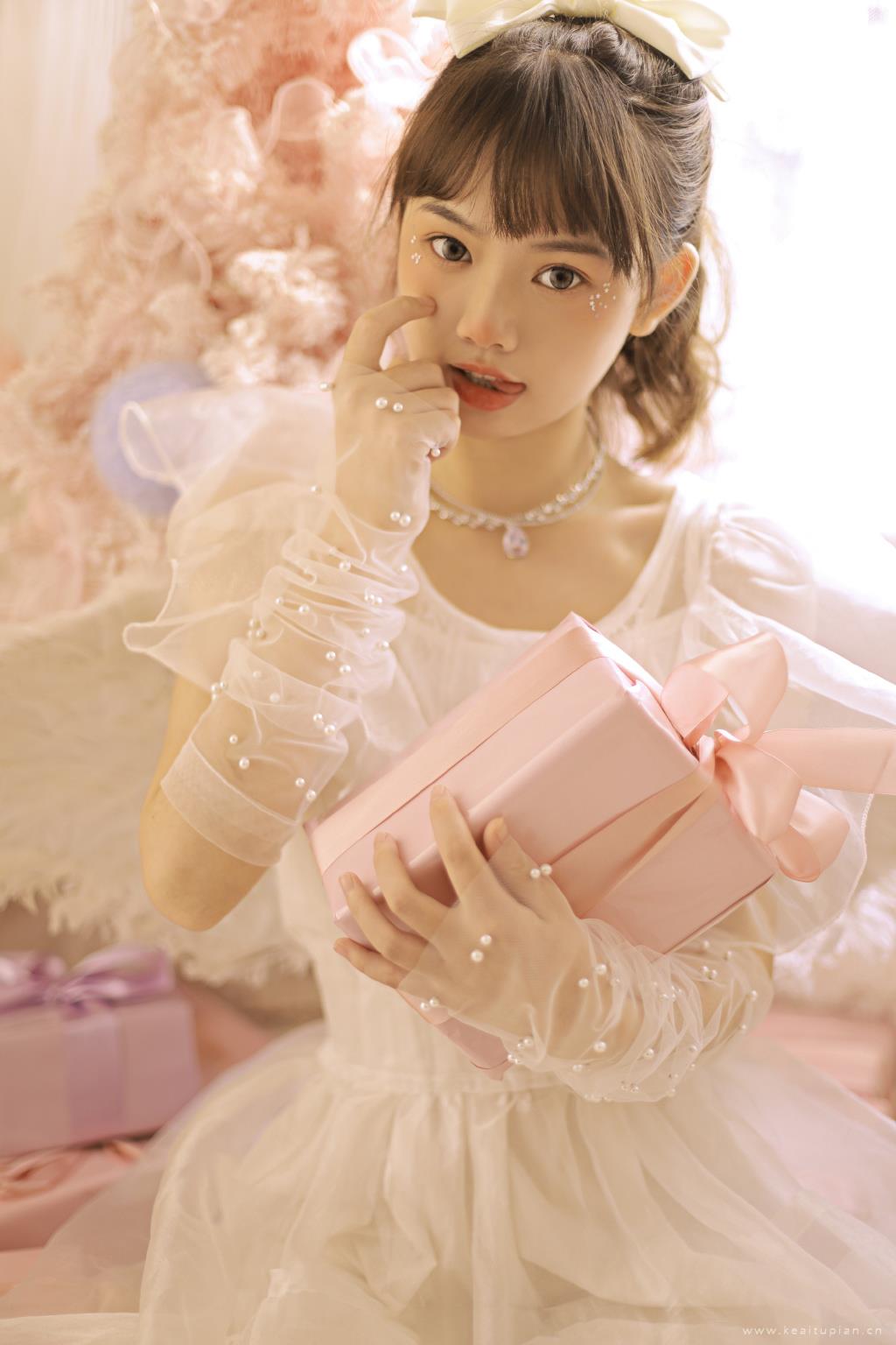 清纯可爱小萝莉白色纱裙唯美写真图片