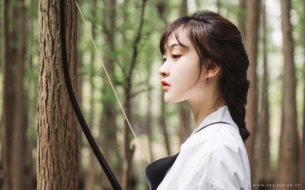 户外练习的弓箭少女唯美高清写真图片