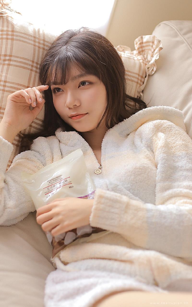 爱笑的女孩古灵精怪俏皮图片