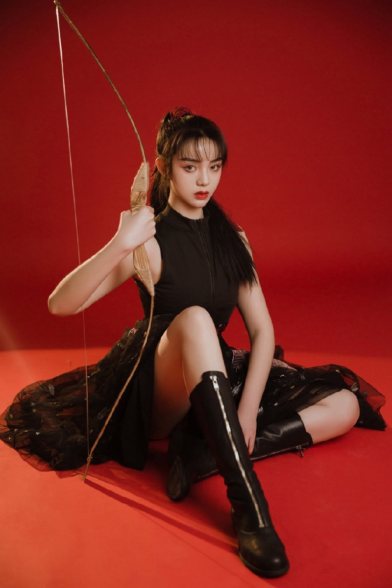 红墙黑裙高冷御姐英姿飒爽霸气国风图片