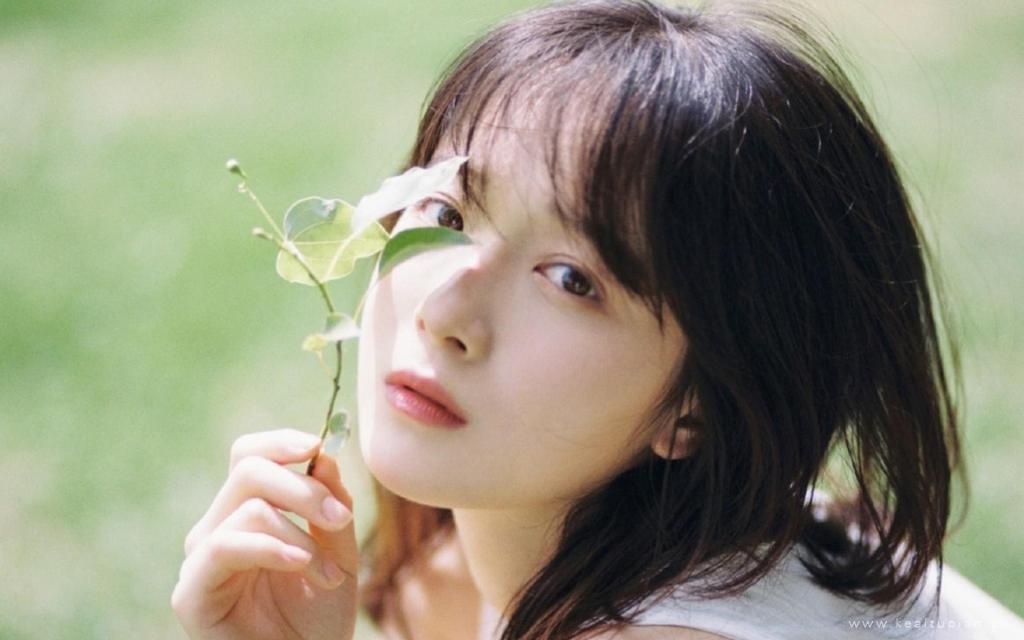 最新元气少女小清新户外迷人写真图片桌面壁纸