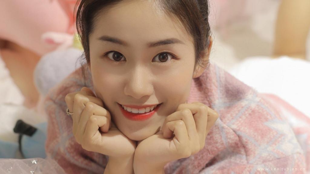 清纯邻家范的甜美水蜜桃女孩桌面壁纸图片