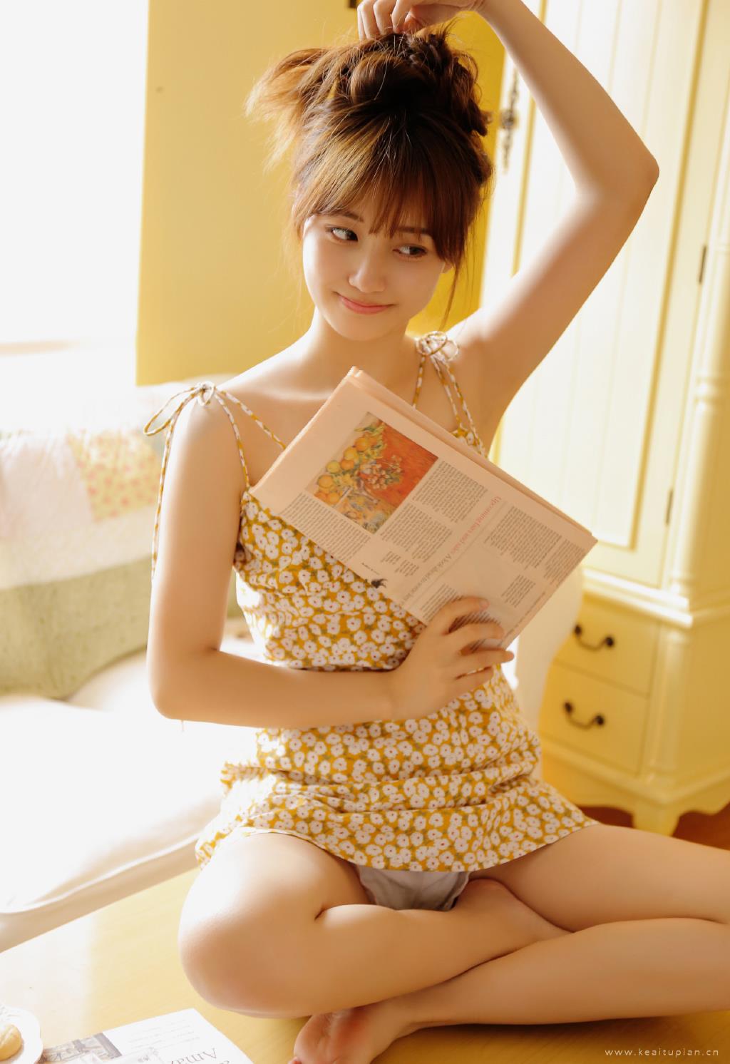 美丽卧室美女吊带碎花裙性感养眼写真图片大全