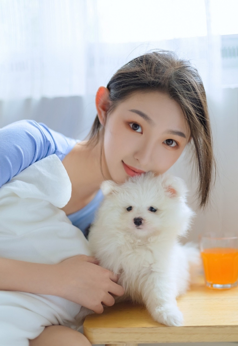 细腰小美女肌肤雪白杏眼清澈图片