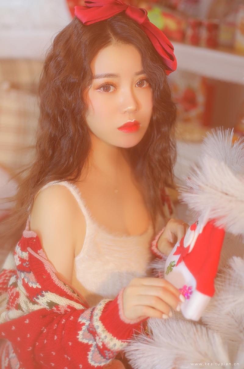 明眸皓齿甜美型卷发美女圣诞主题写真图片