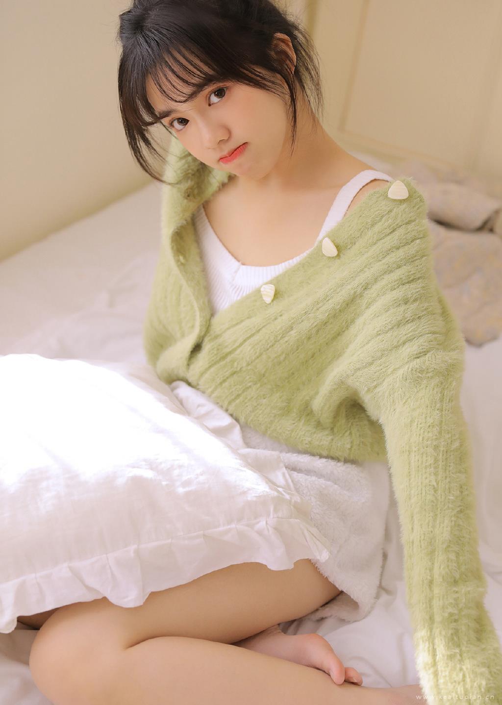 好看丸子头美女绿色毛衣甜美写真图片大全