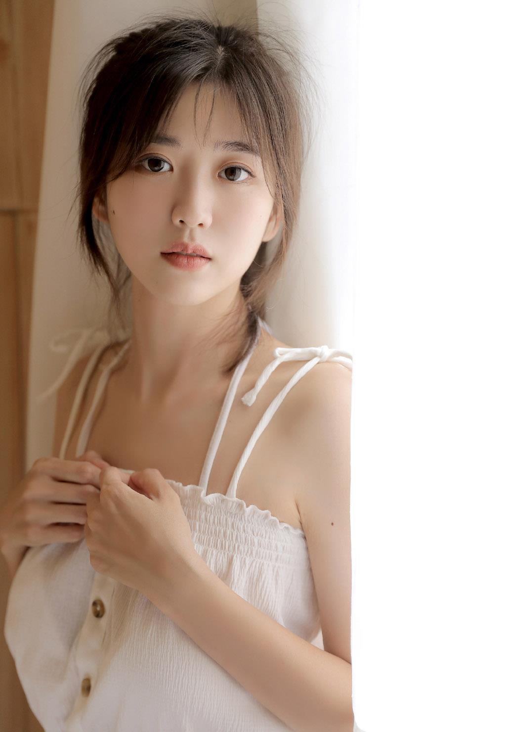 甜美清纯小姐姐性感吊带写真高清图片大全