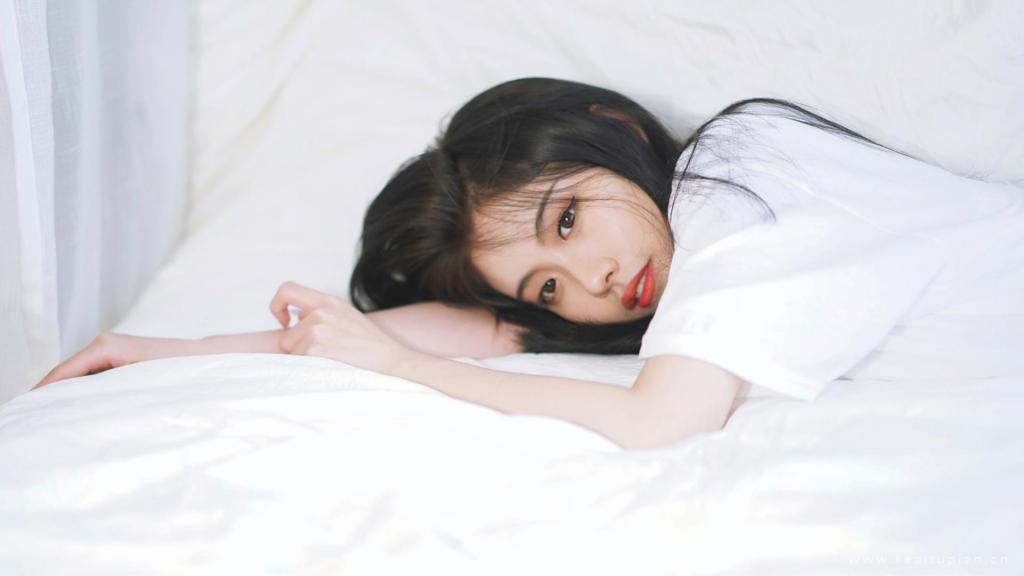 白嫩美腿少女俏皮娇媚居家慵懒私房写真图片桌面壁纸