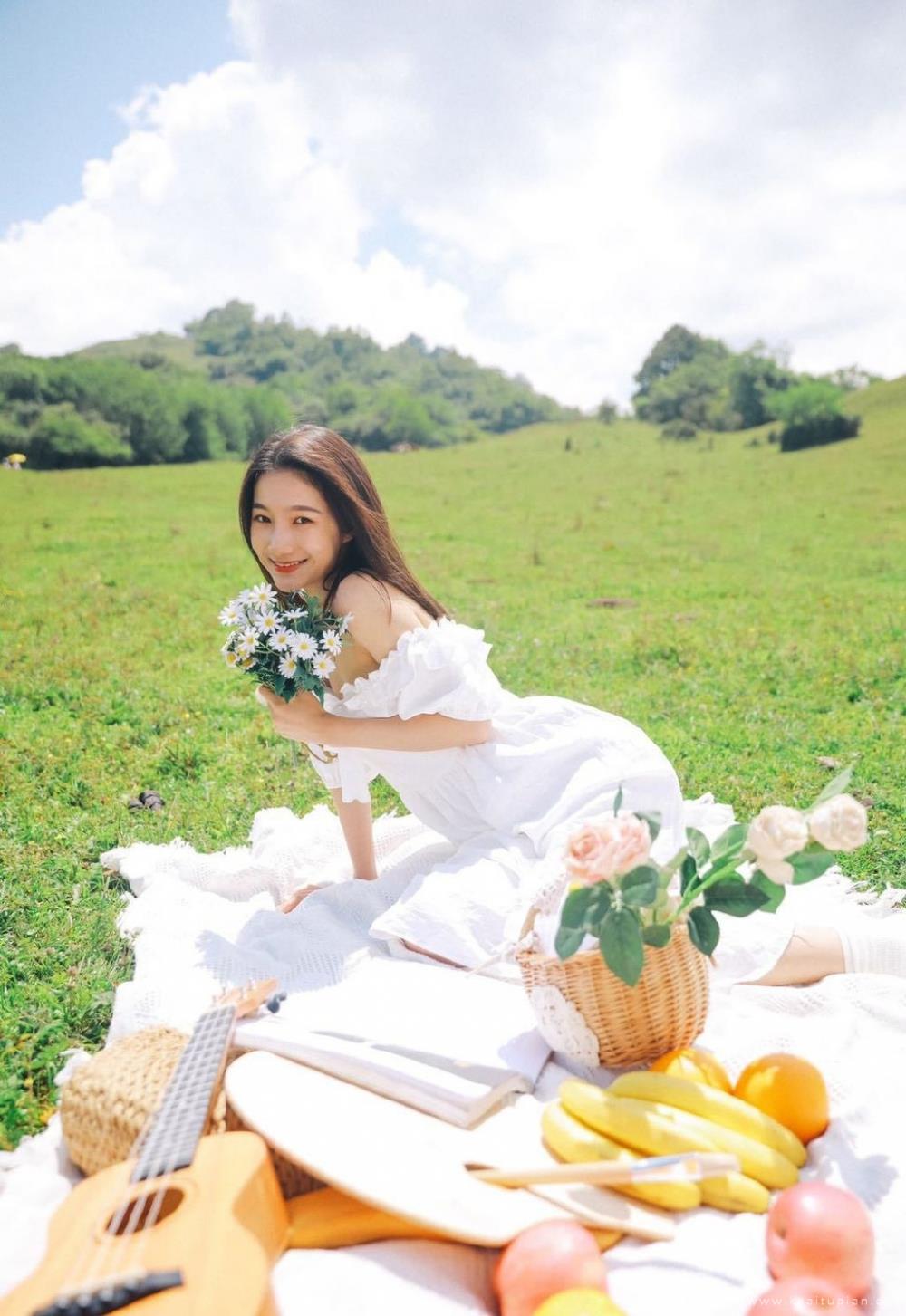 一字肩白裙美女户外小清新唯美气质写真图片