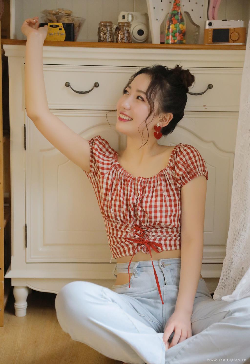 笑起来很甜的邻家美女温暖居家甜美写真图片大全