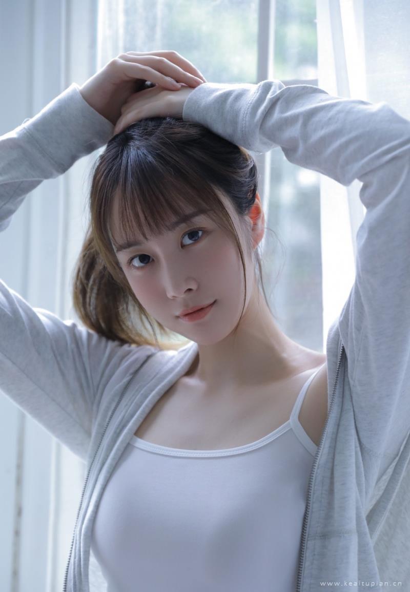 超美丰胸小美人吊带短裤迷人风情写真图片