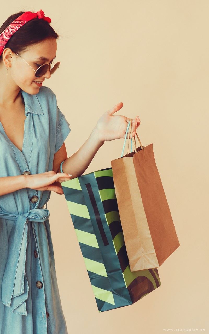 购物美女甜美迷人街头写真高清图片手机壁纸