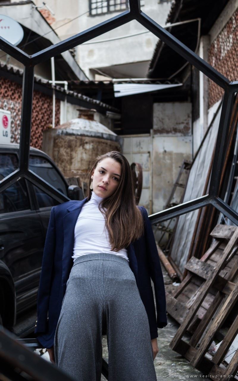 风情万种的外国美女高清手机壁纸图片