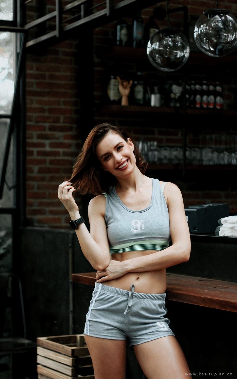 性感氧气运动欧美风美女街头写真图片手机壁纸