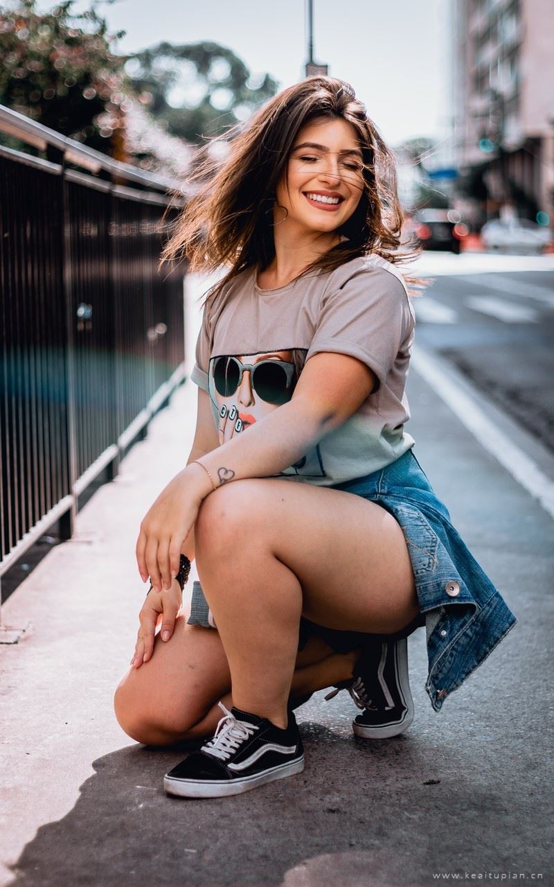 最新微胖牛仔女孩街拍写真高清图片手机壁纸