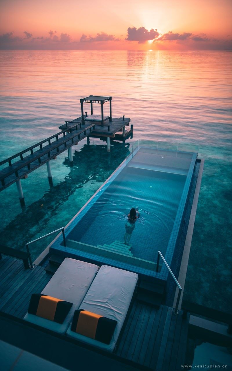 性感欧美女神唯美户外风景壁纸图