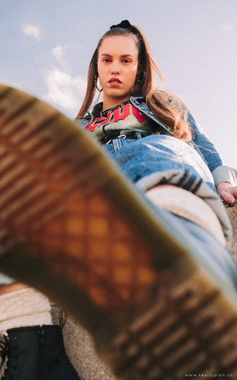 欧美运动系滑板女孩高清手机壁纸图片大全