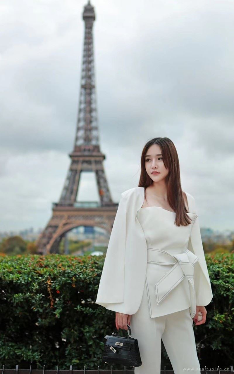 铁塔前的优雅气质美女个性高清写真