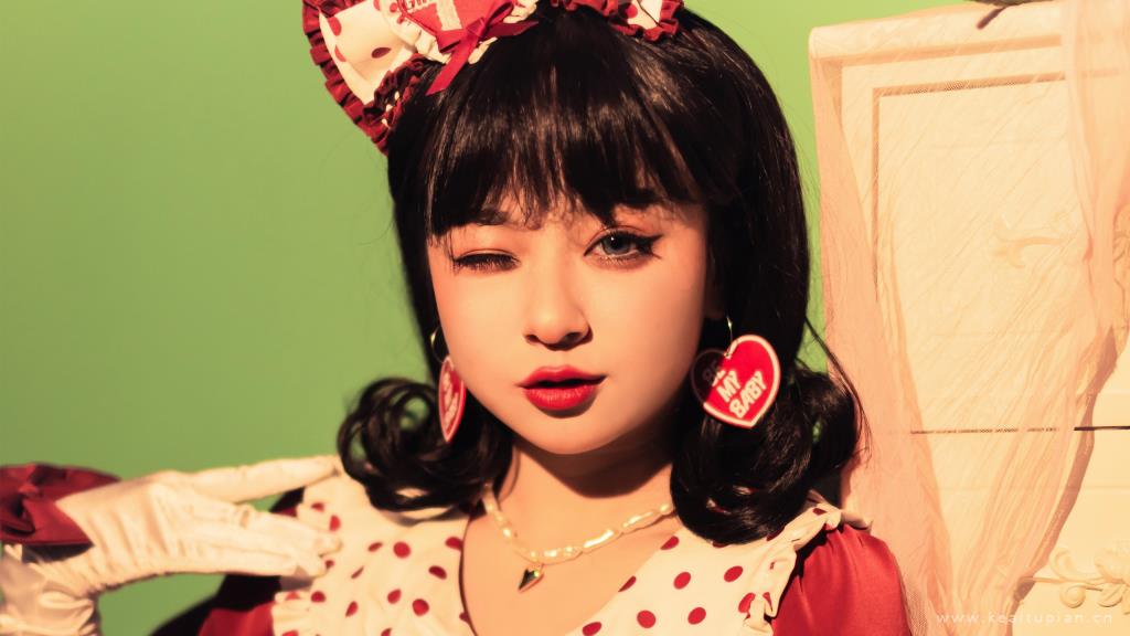 洋娃娃般精致的可爱复古美女写真图片