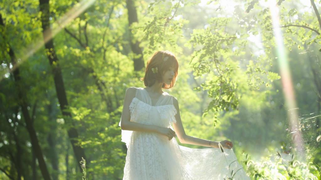 仙气十足的蝴蝶美女唯美清新森林写真图片