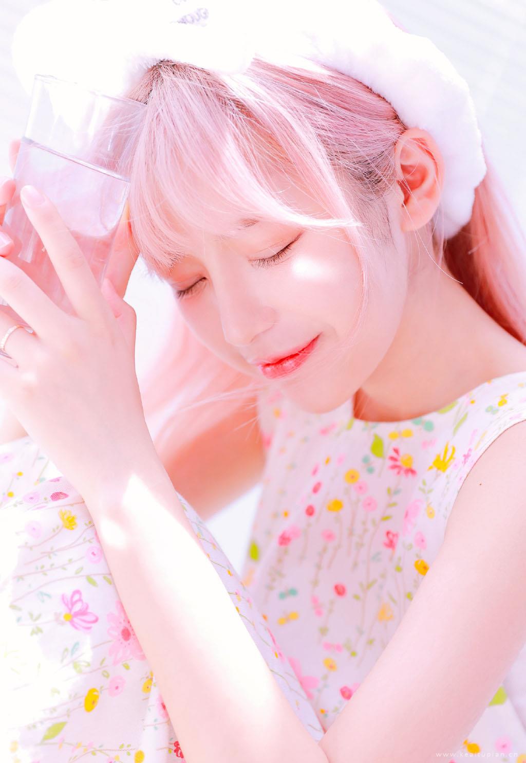 粉发少女甜美令人心动高清写真图片