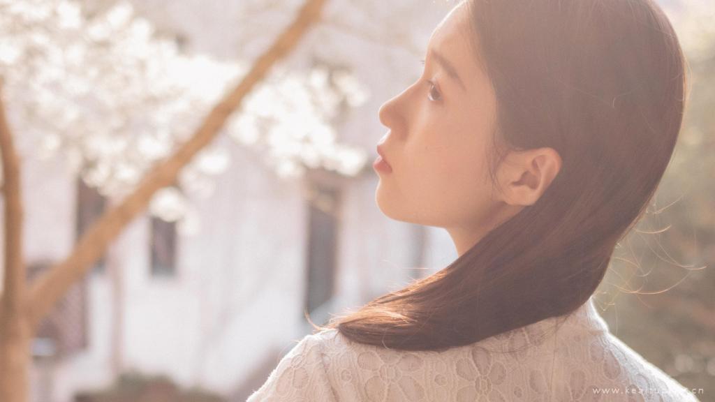 优雅知性的性感美女高清户外写真