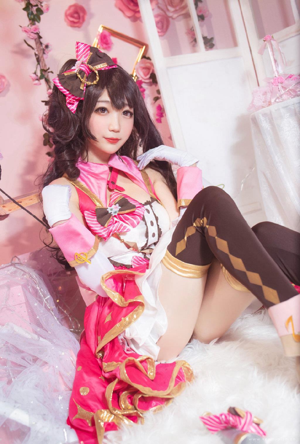 粉红玫瑰下的岛村卯月超美精致cos图片大全