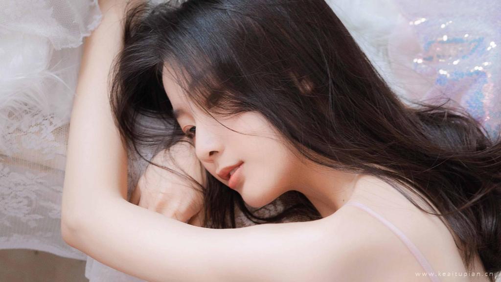 粉色吊带裙气质美女性感露肩居家写真图片桌面壁纸