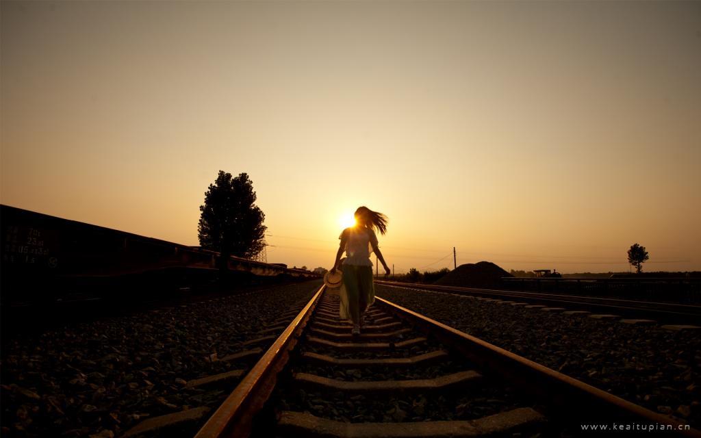站在铁轨怀念逝去的时光·美女伤感高清桌面壁纸图片