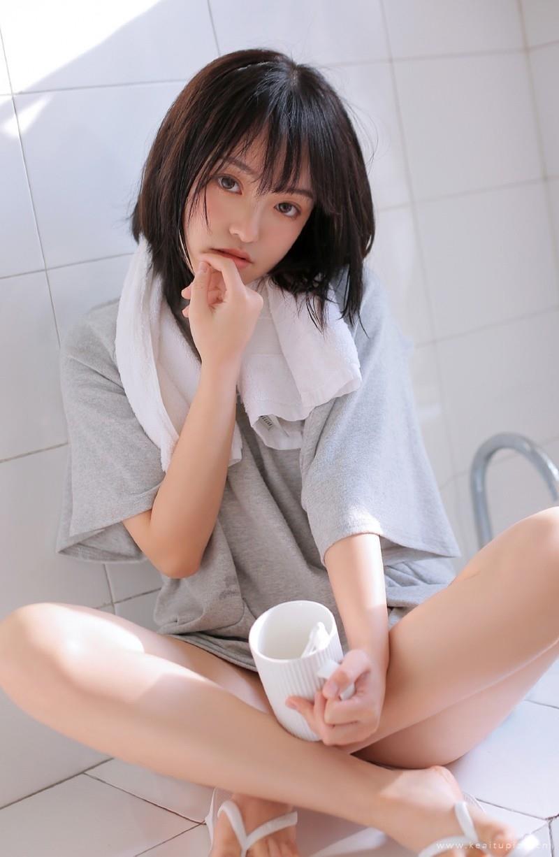 清纯漂亮的短发美女卫生间写真图片