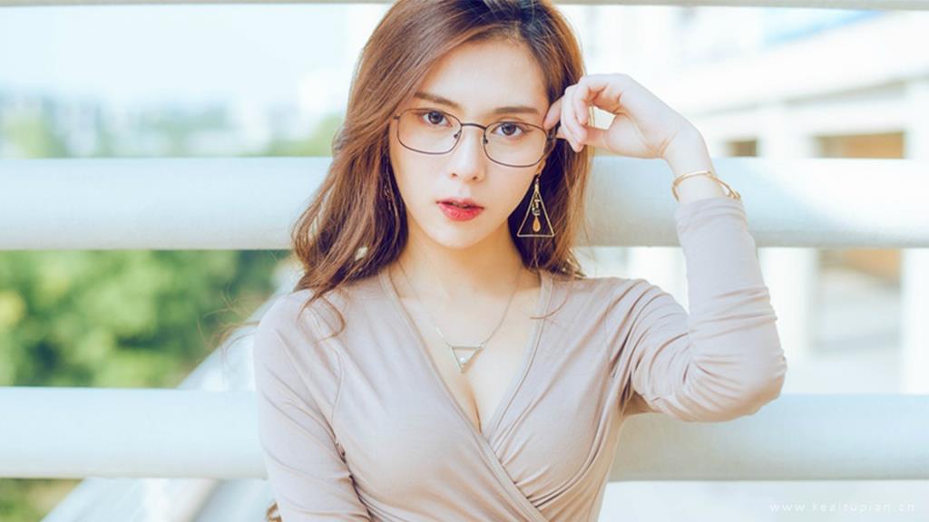 成熟性感女神黑眼眶修身裙撩人写真图片大全