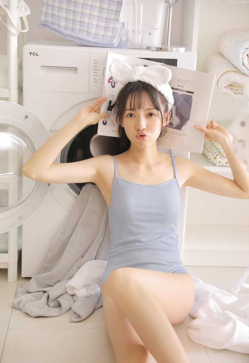 纯天然杏眸女生居家高清图片