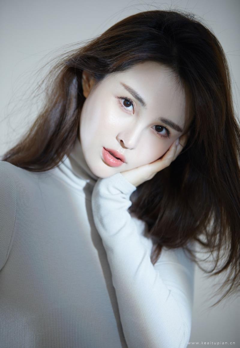 成熟知性美女小姐姐逆光摄影图片