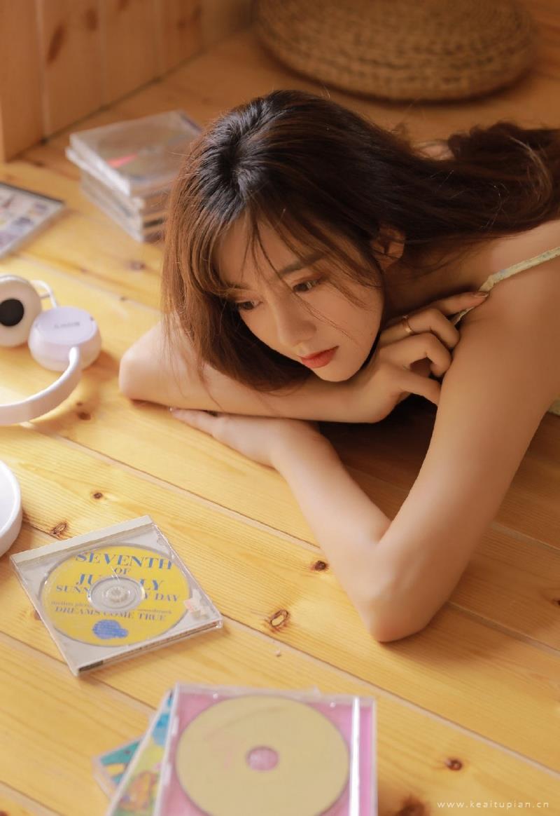 气质小姐姐香肩吊带迷人风情写真图片