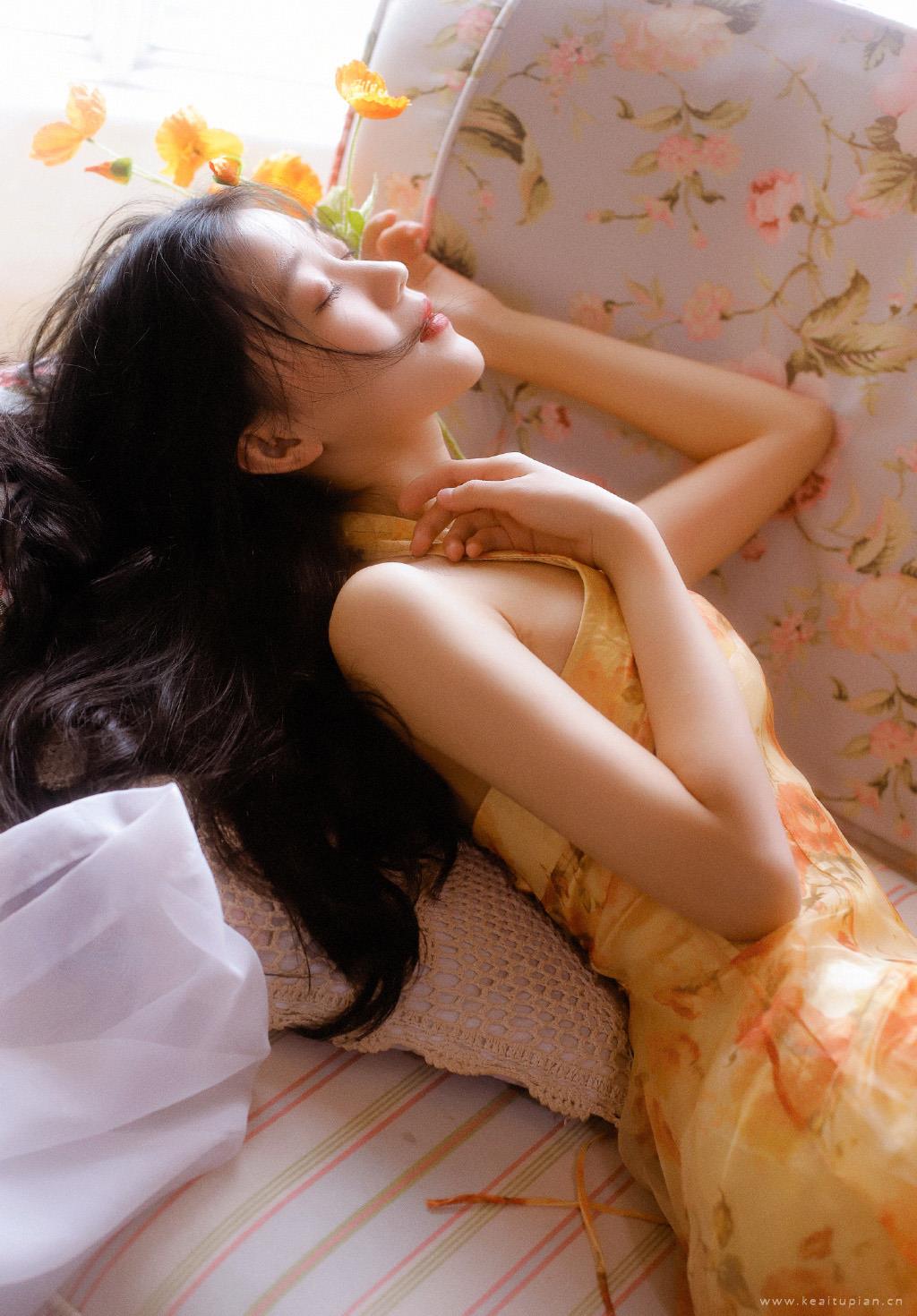 性感慵懒的花季少女露背装唯美诱人写真图片