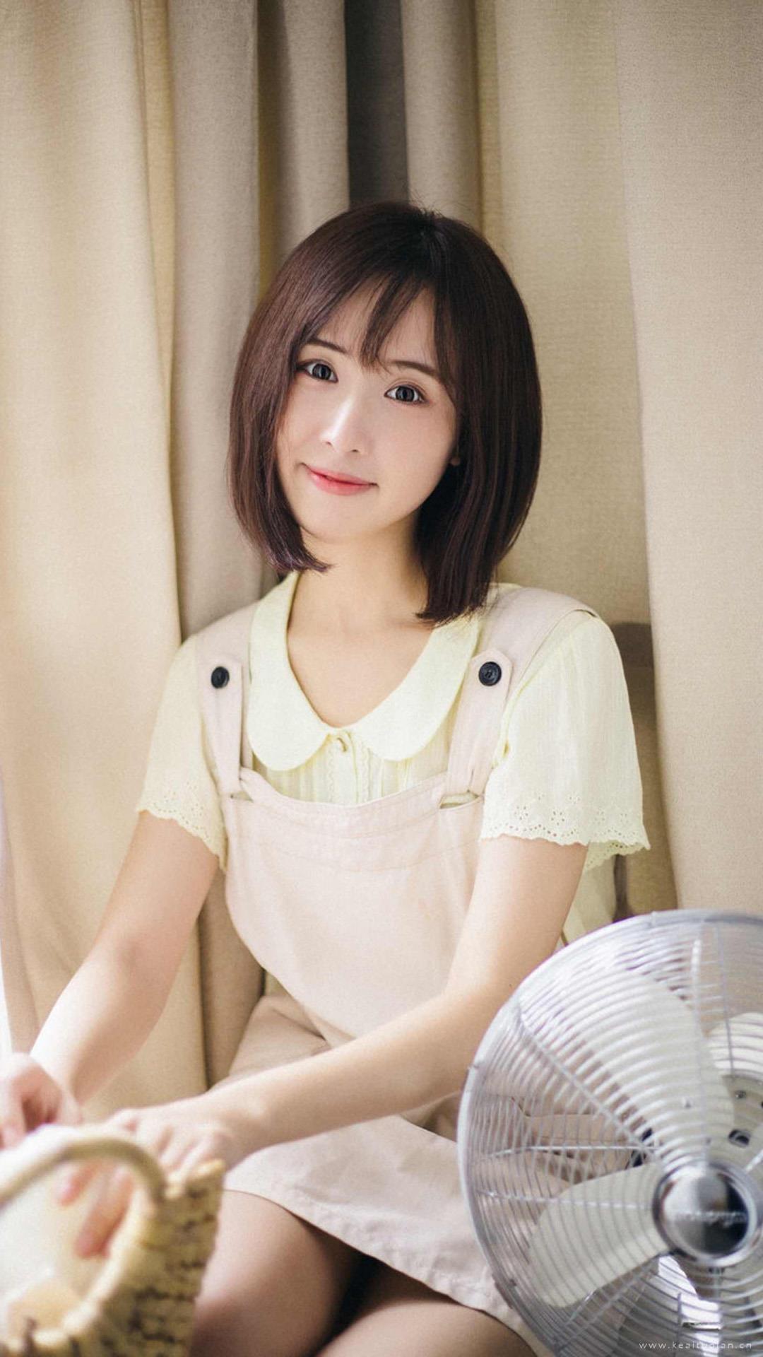 短发清纯美女性感诱人写真图片