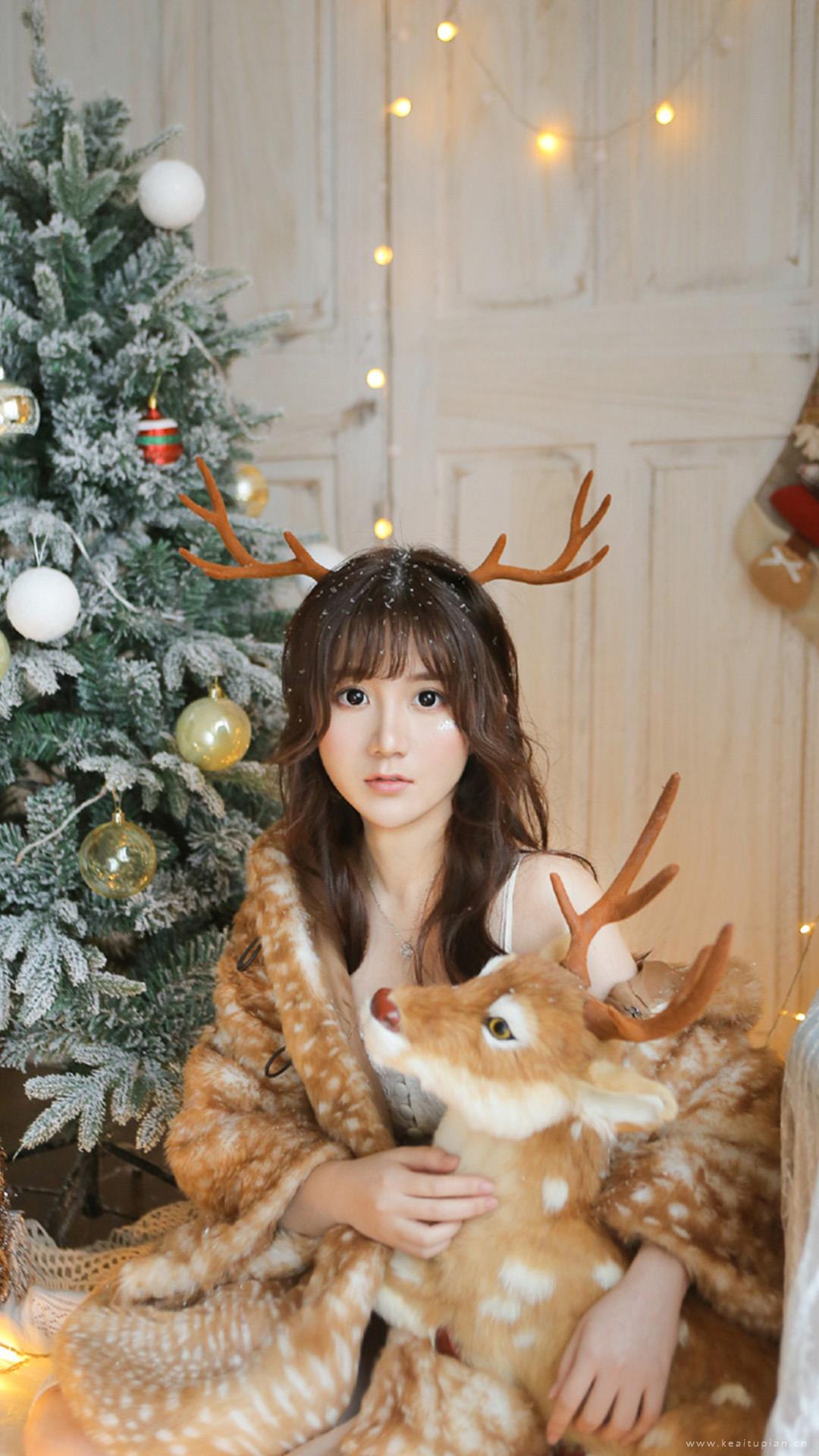 长发文艺美女圣诞节主题写真图片