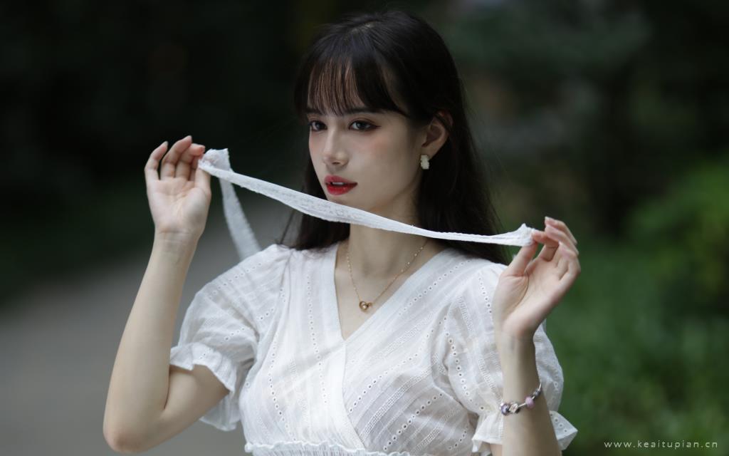 仙气十足的蕾丝白色长裙唯美浪漫美女写真图片桌面壁纸