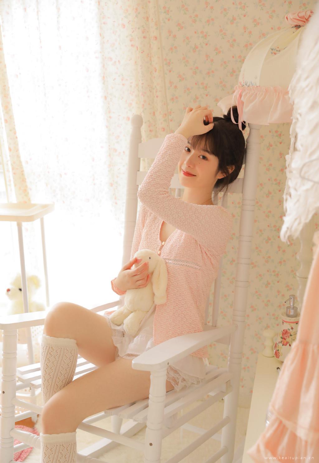 粉色系纯欲少女性感可爱居家私人写真图片大全