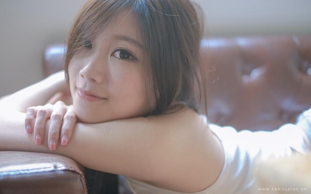眼神迷人的美女高清居家写真桌面壁纸图片