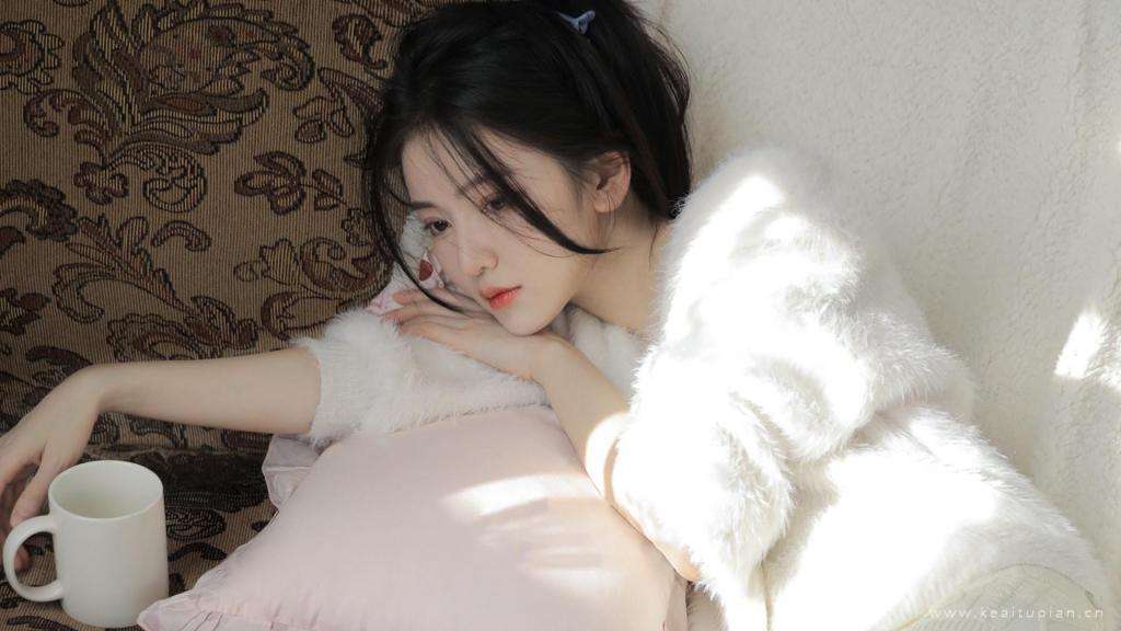 分享一组温柔漂亮的大眼睛小姐姐居家写真壁纸图片