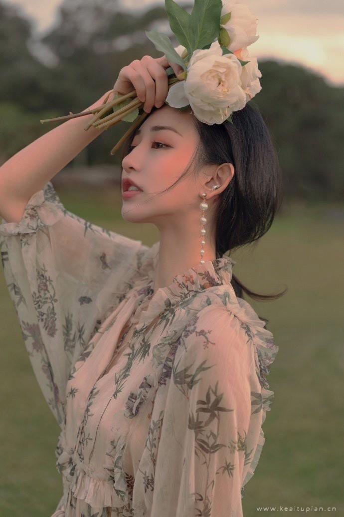 超美复古风优雅美女飘逸碎花裙私拍图片