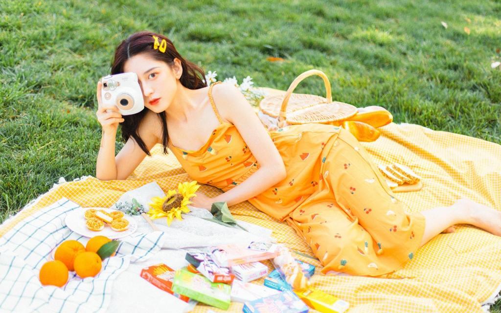 吊带美女性感诱人高清户外写真图片