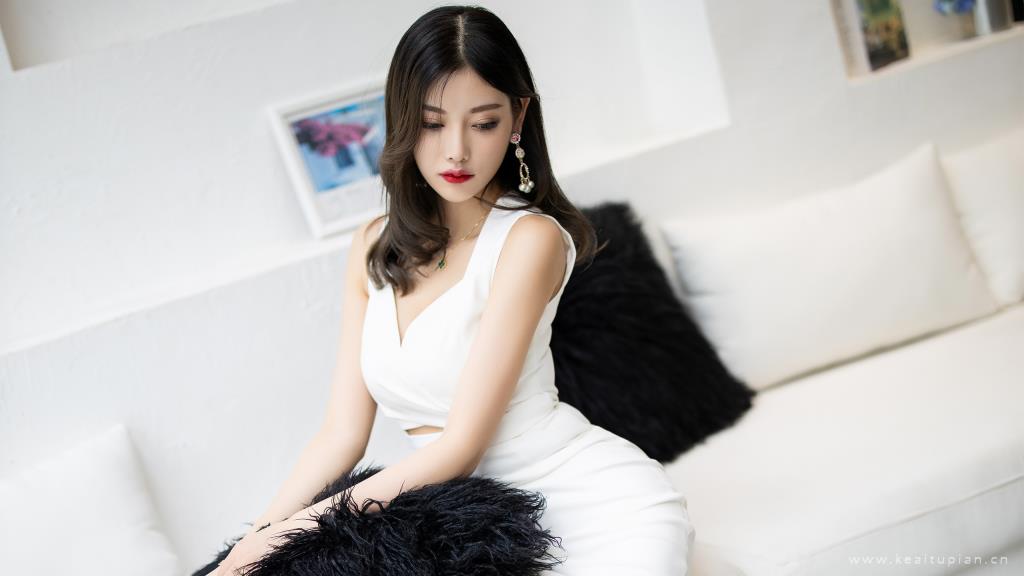 性感女神杨晨晨白色连衣裙时尚迷人写真图片