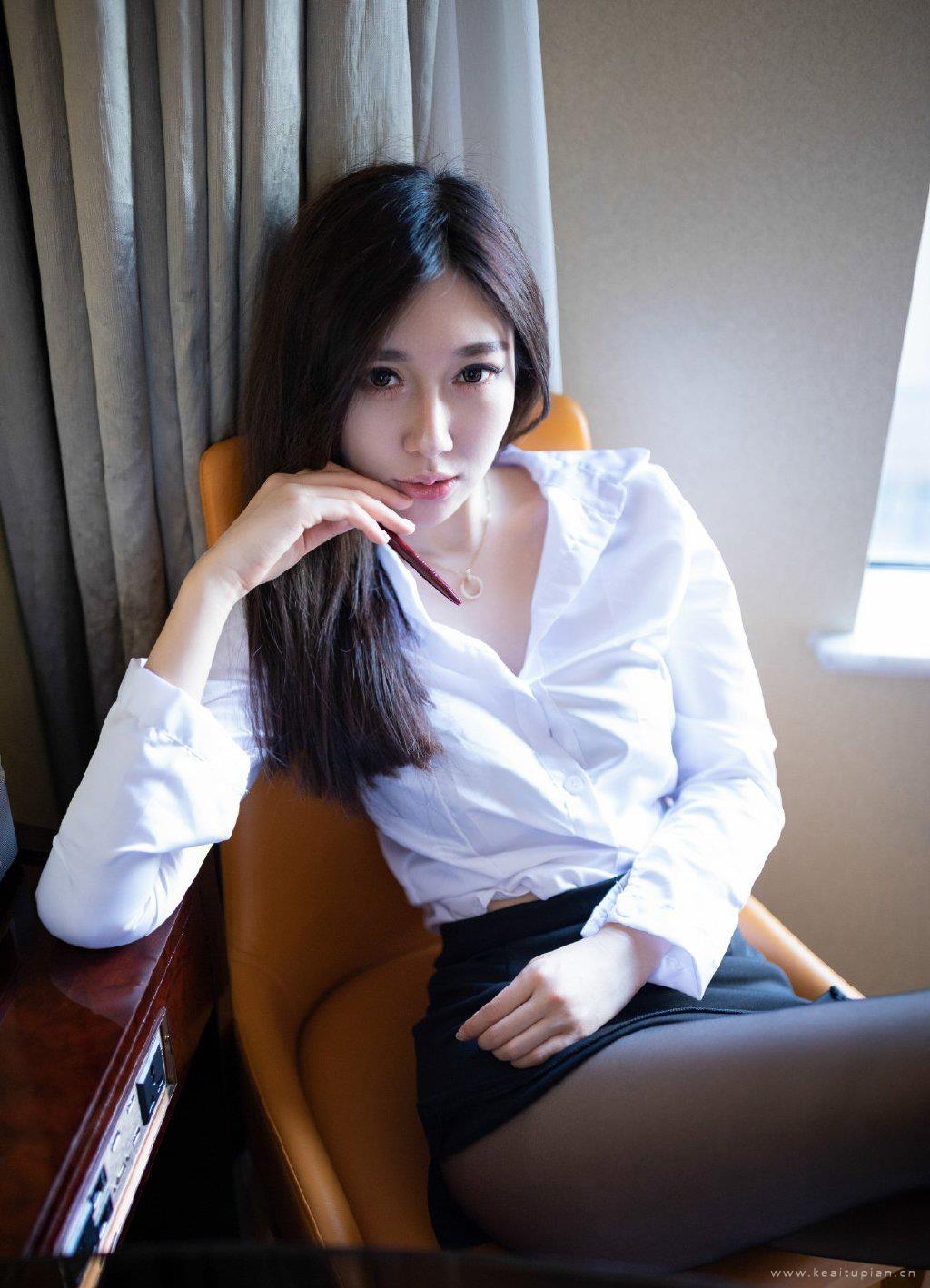 超短开叉包臀裙美女黑丝大长腿性感诱惑写真图片大全