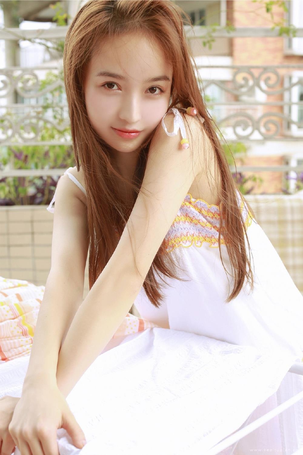 性感俏皮的吊带裙美女优雅十足户外写真图片