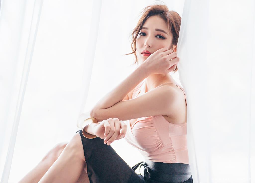 温婉气质美女成熟妩媚私房高清壁纸写真图片