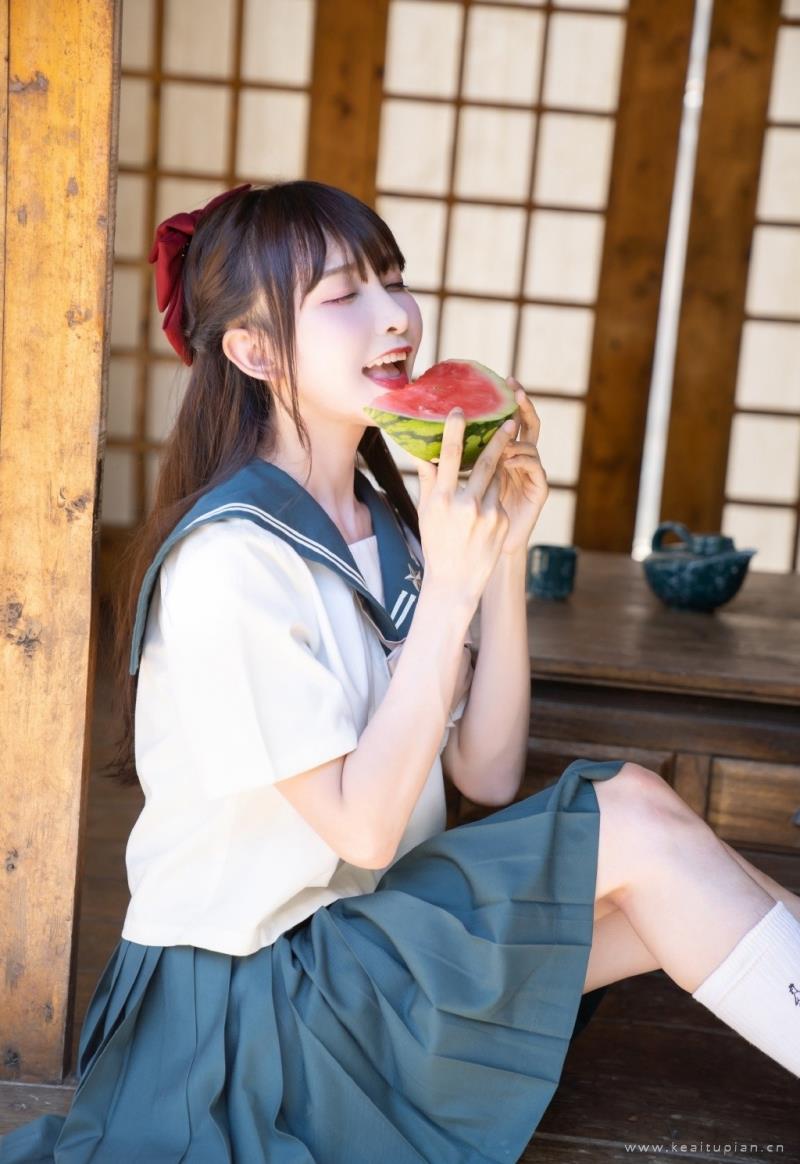 甜美日系JK制服少女灵动街拍写真图片