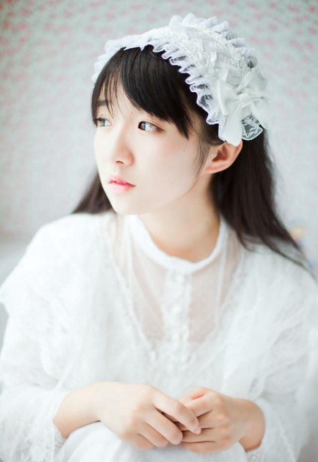 清纯美少女白纱长裙唯美私房写真图片